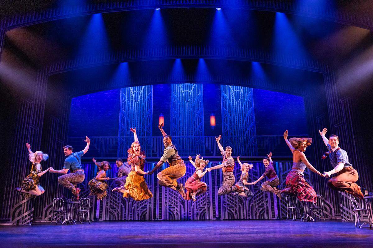El cuerpo de baile de la primera compañía de gira del musical “Some Like It Hot”.