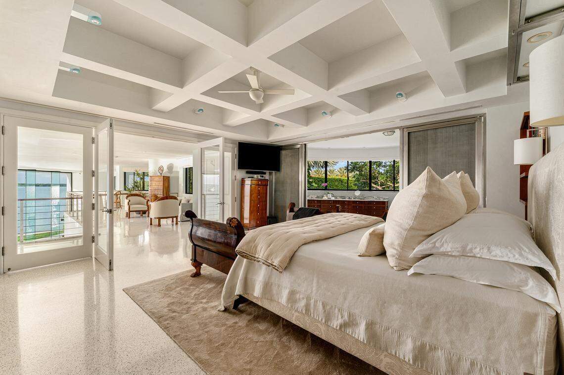 Un dormitorio en la casa de Key Biscayne que acaba de salir al mercado por 237 millones de dólares. Jill Eber / Judy Zeder / 1 Oak Studios.