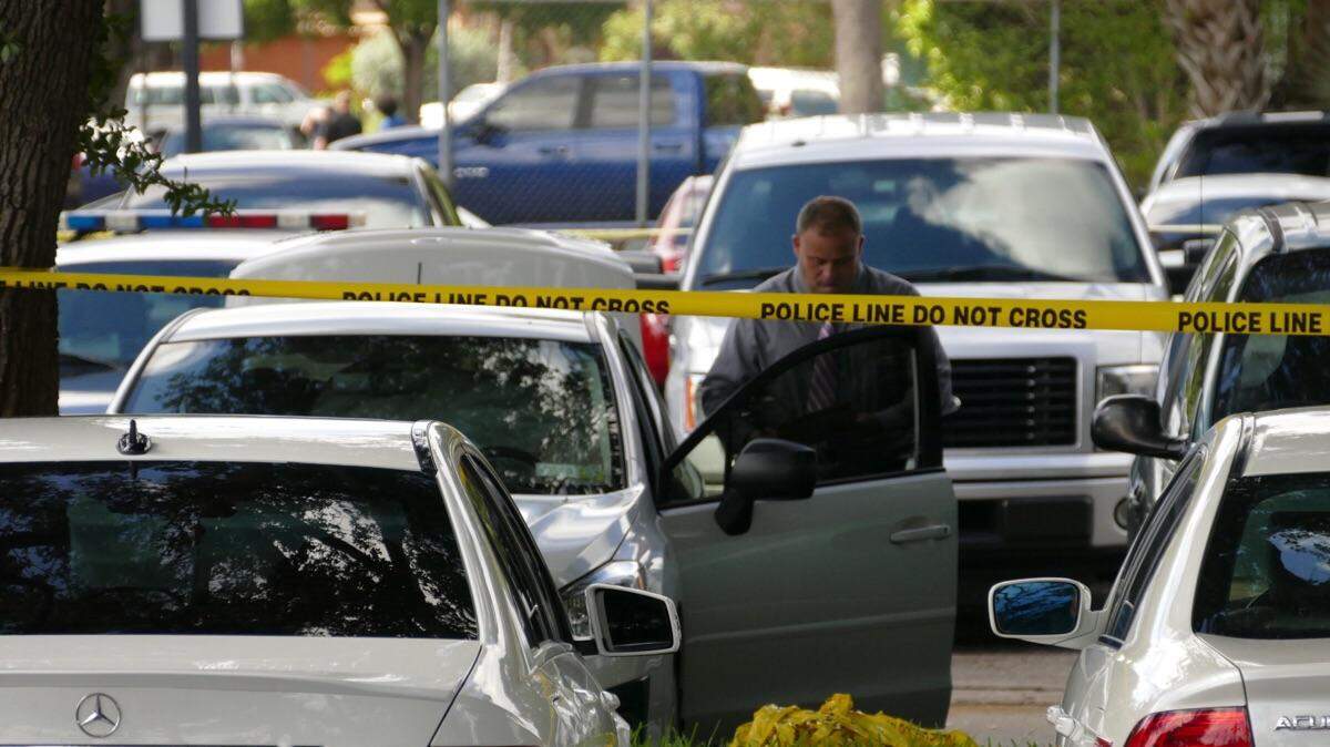 Agentes del Departamento de Policía de Hollywood recibieron información de que el hombre estaba en el mismo estacionamiento de la policía.