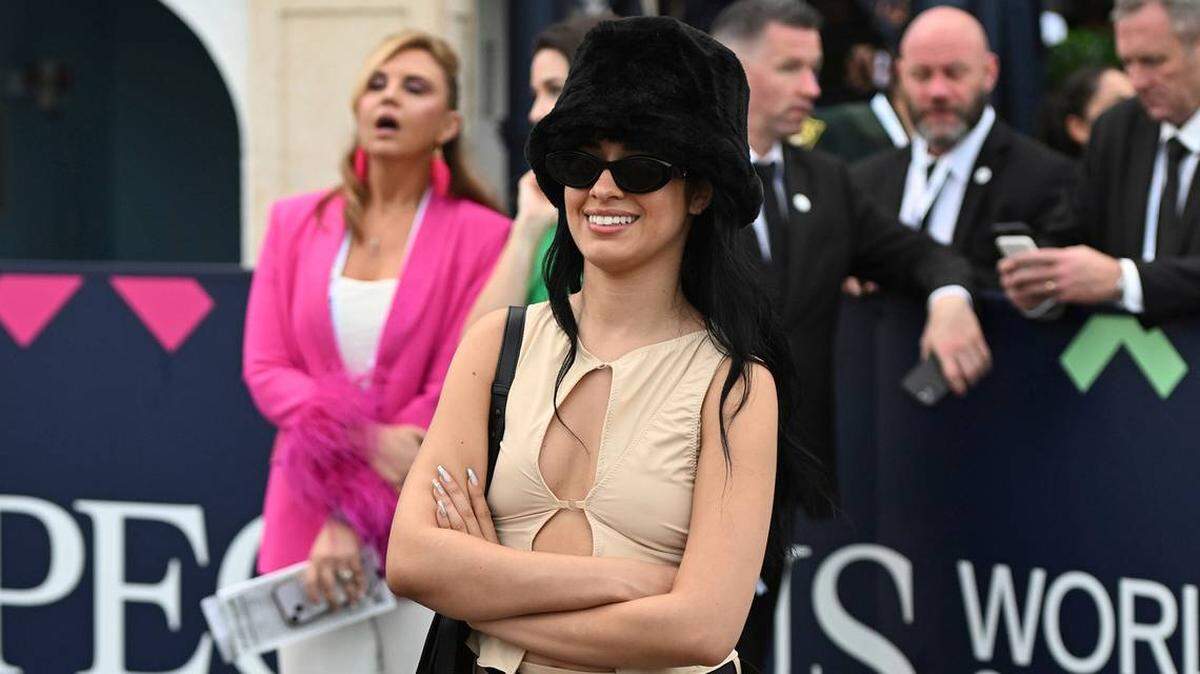 Camila Cabello desfila en una pasarela de París. Entérate por qué el video se volvió viral.