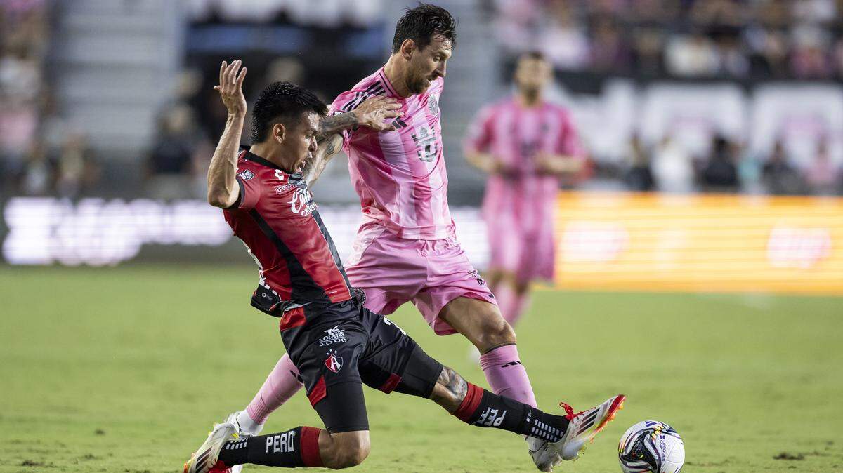 El delantero del Inter Miami Lionel Messi (der.) lucha por la pelota con Jorge Rodríguez, de Atlas, en el partido de la Leagues Cup celebrado el 30 de julio de 2025 en el Chase Stadium en Fort Lauderdale, Florida.