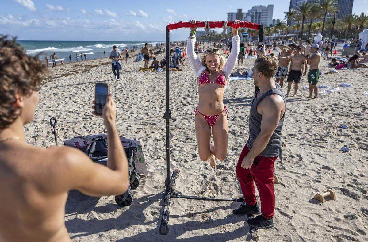 Carlee Fitch, de 18 años y estudiante de la Universidad de la Florida, intenta hacer una dominada mientras visita Las Olas Beach durante las vacaciones de primavera, el viernes 20 de marzo de 2026, en Fort Lauderdale, Florida.