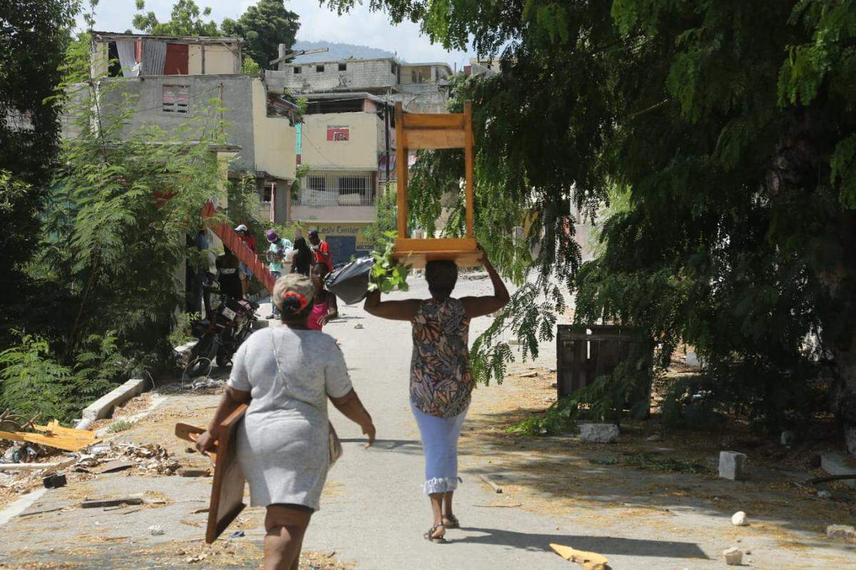  Residentes en Delmas 30 en la capital de Haití, llevando muebles después de que Jimmy “Barbecue” Chérizier, un líder de la coalición de bandas Viv Ansanm, anunciara en un video en redes sociales que los residentes desplazados pueden regresar a casa.