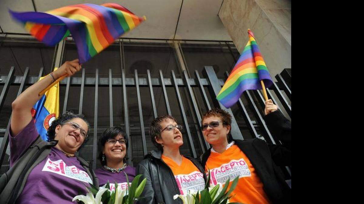 Elizabeth Castillo (izq.) Claudia Zea (2 izq.), Sandra Marcela Rojas (2 der.), y Adriana González (der.) posan en las afueras de un tribunal en Bogotá, en el 2013, tras presentar documentos para aplicar el registro de su matrimonios.