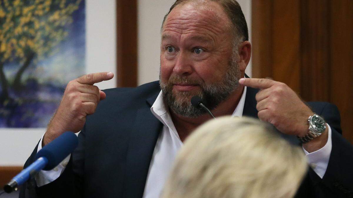 Alex Jones es llamado a testificar en el Tribunal del Condado de Travis el martes 2 de agosto de 2022, en Austin. 