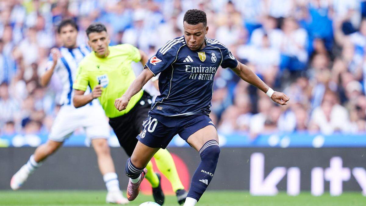 El delantero del Real Madrid Kylian Mbappé cobra un penal en el partido de la liga española ante la Real Sociedad, el 13 de septiembre de 2025 en San Sebastián, España.