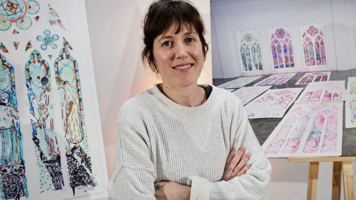La artista francesa Claire Tabouret tras ganar, con el Atelier Simon-Marq, la selección para crear nuevas vidrieras en seis capillas de la nave sur de la catedral de Notre-Dame de París. 