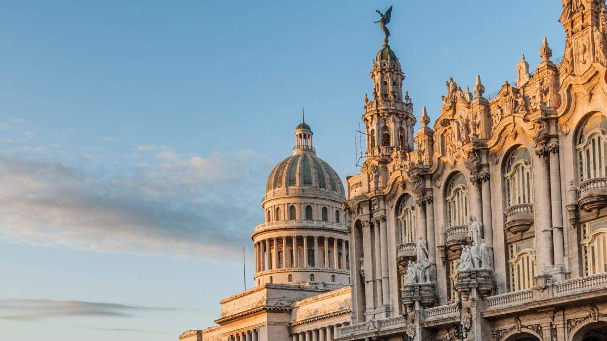 ARCHIVO - Miles de personas, incluyendo los nacionales de 52 países, compiten en la XXVI edición de la Maratón Marabana en La Habana el 18 de noviembre 2012.