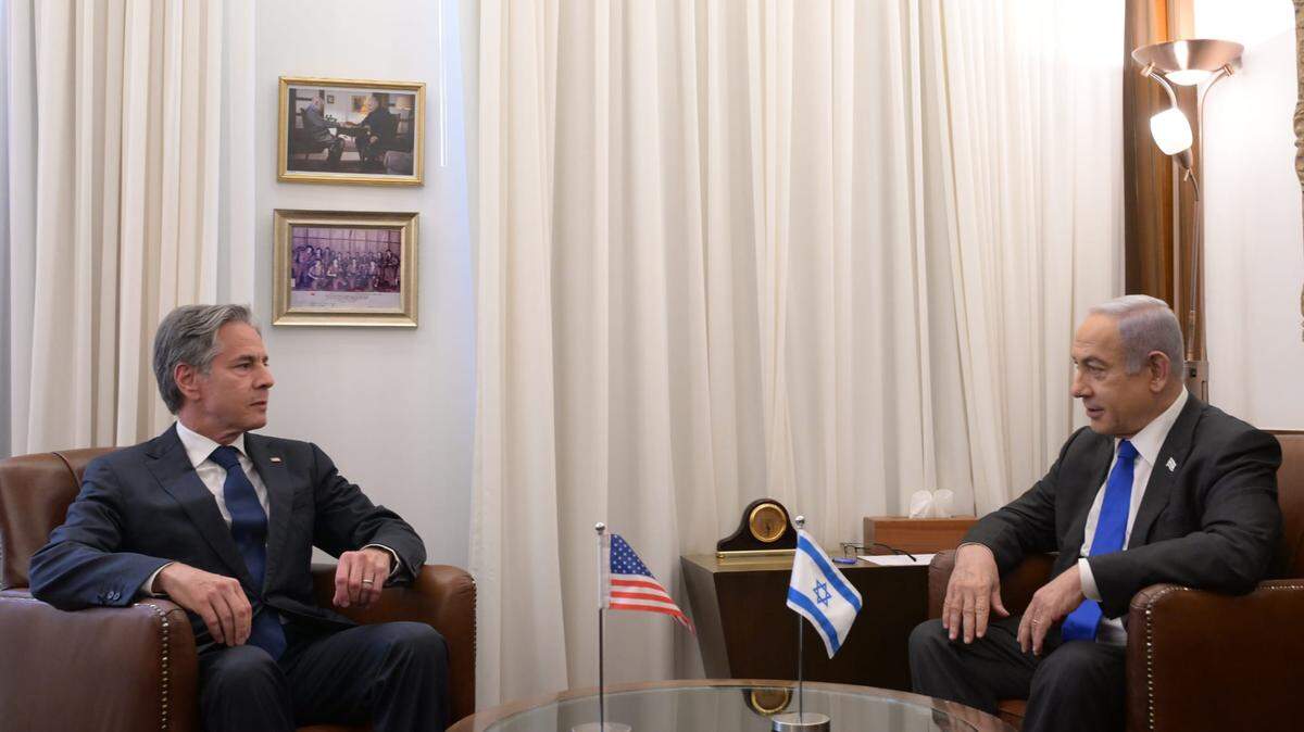 El secretario de Estado de Estados Unidos Antony Blinken (izq.) conversa con el primer ministro israelí Benjamin Netanyahu, el 10 de junio de 2024 en Jerusalén.
