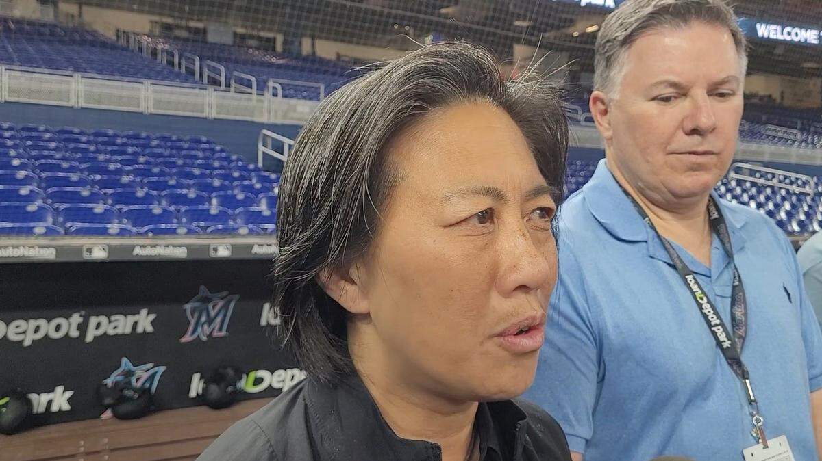 KIM NG responde preguntas de la prensa en el loanDepot park.