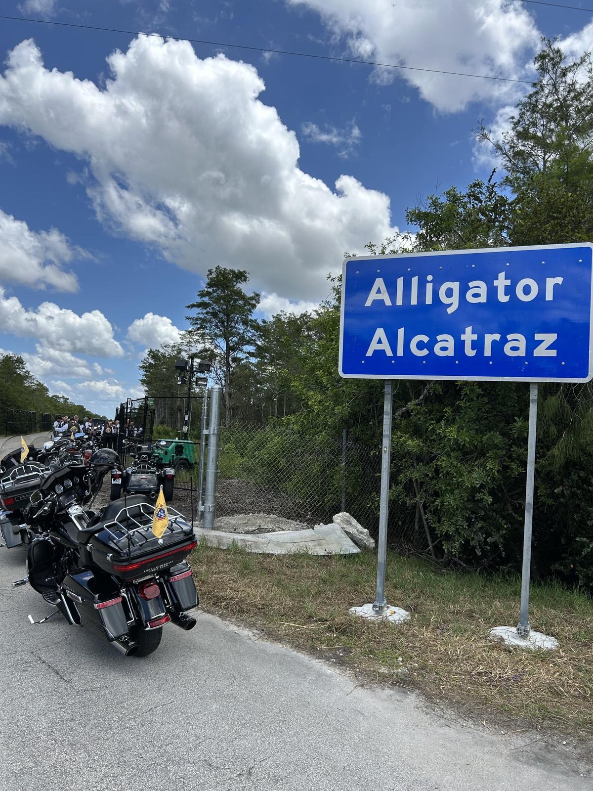 Thomas Wenski, arzobispo de Miami, dijo que espera respuesta para ofrecer misa a los migrantes en Alligator Alcatraz.