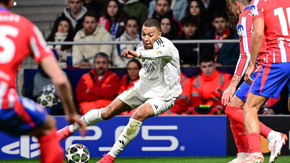 Kylian Mbappe, del Real Madrid ( centro ) trata de regatear a varios jugadores del Atlétco Madrid es miércoles 12 de marzo por la Liga de Campeones en estadio Metropolitano, en Madrid.