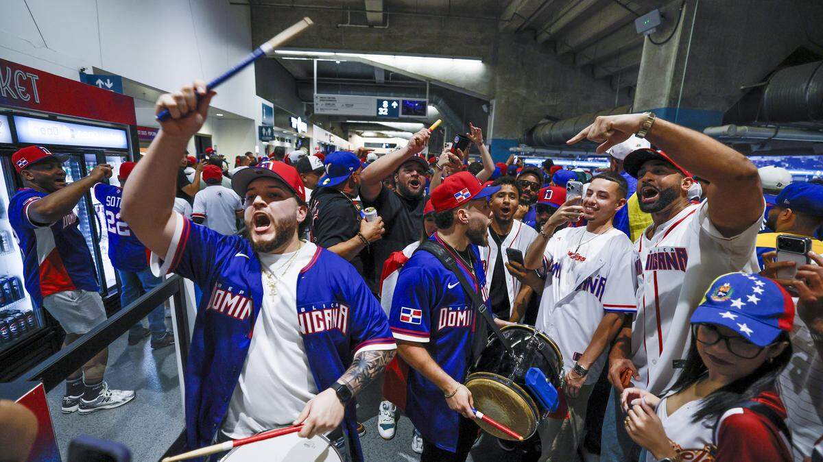 Fanáticos disfrutan al ritmo de los tambores antes del partido entre República Dominicana y Venezuela en el  Clásico Mundial de Béisbol, el 11 de marzo de 2026 en el loanDepot park en Miami. 