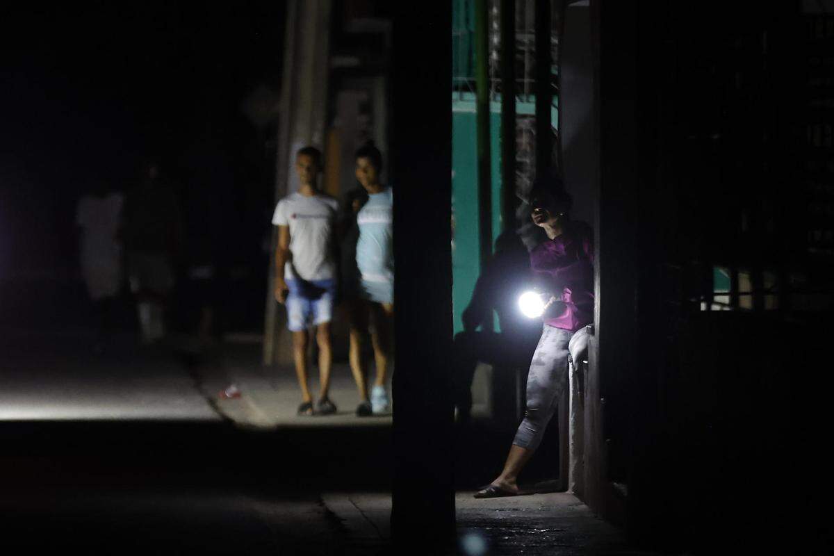 Fotografía del 29 de mayo de 2025 que muestra a personas en una calle durante un apagón en La Habana (Cuba). La llegada del verano amenaza con azuzar la ya grave crisis energética cubana, con apagones medios diarios de casi 20 horas. El panorama es “crítico”, según el propio Gobierno.