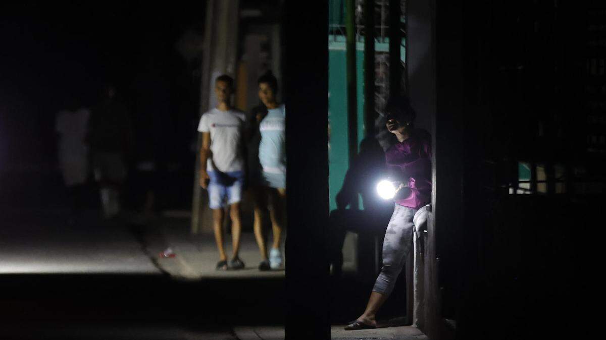 Foto de archivo del 29 de mayo de 2025 que muestra a cubanos en una calle de La Habana durante un apagón, en medio de la crisis energética que afecta a Cuba.