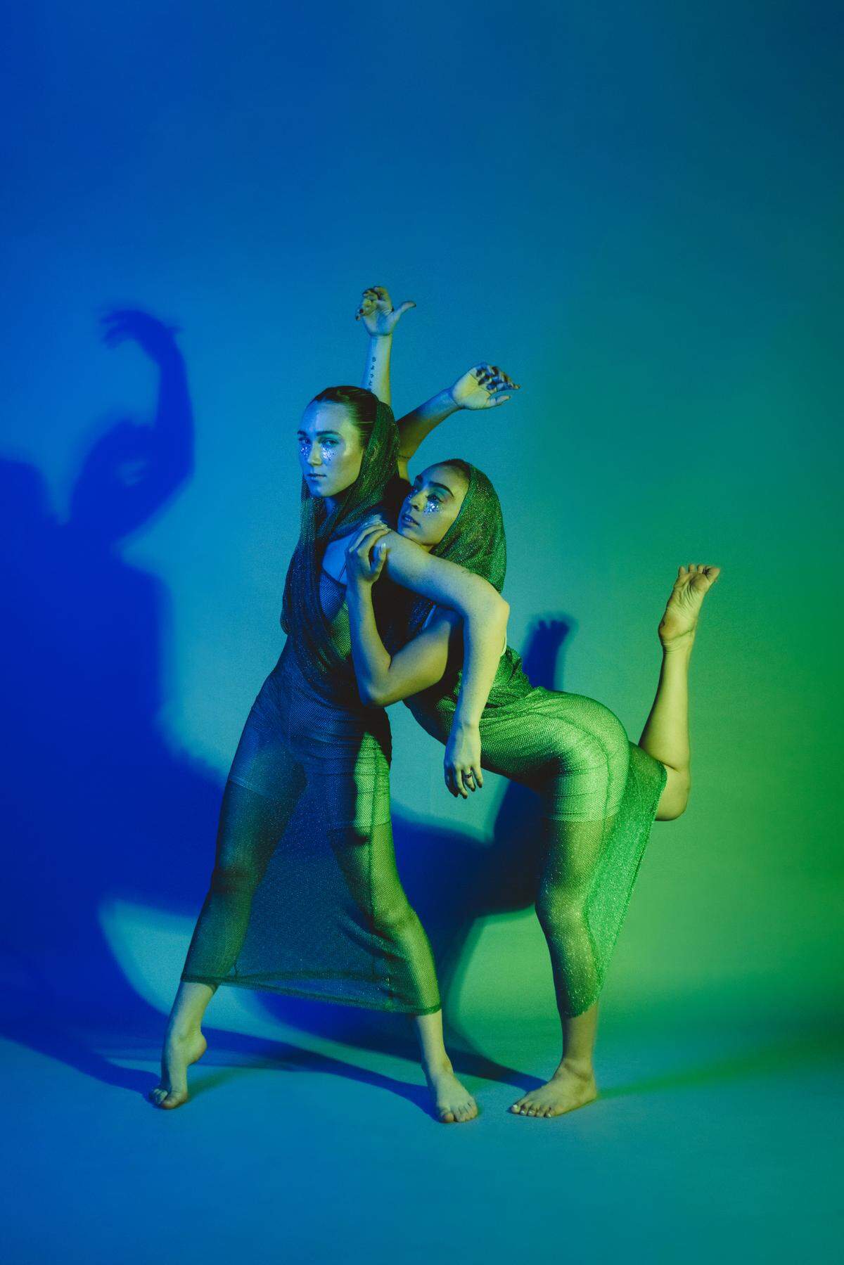 Brianna Campbell (izq) y Mika Santo, codirectoras artísticas de STYX The Company, durante una sesión de fotos promocionales para “PRISM”, una coreografía creada por ambas.
