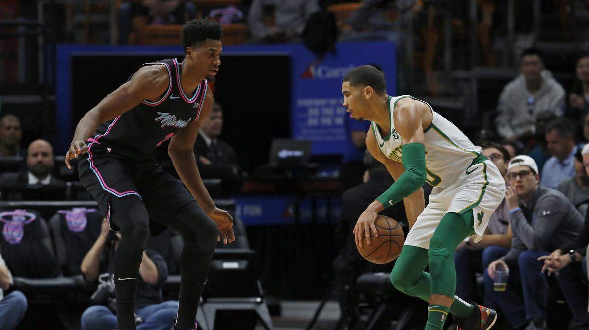 El centro del Heat Hassan Whiteside (izq.) defiende en la pintura ante Jayson Tatum, de los Celtics, el 10 de enero de 2019 en Miami.