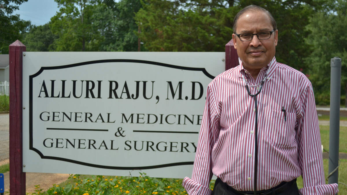 El doctor Alluri Raju, quien ha estado practicando como médico en el pueblo de Richland, en Georgia, por 37 años, dijo que al principio enfrentó discriminación, pero que se fue disipando. Ahora, es el único médico del pueblo.
