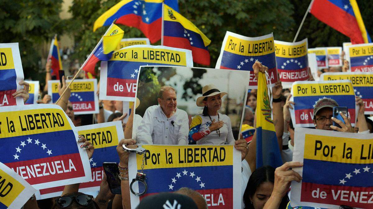 Un manifestante sostiene un retrato de los líderes opositores de Venezuela, Edmundo González y María Corina Machado, durante una protesta de ciudadanos venezolanos frente a la sede del parlamento español, en Madrid, el martes 10 de septiembre de 2024.