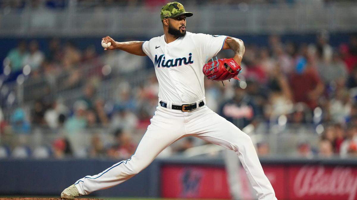 Sandy Alcantara (22), de los Marlins de Miami, lanza la boladurante la tercera entrada contra los Bravos de Atlanta en el parque LoanDepot el 22 de mayo de 2022 en Miami.