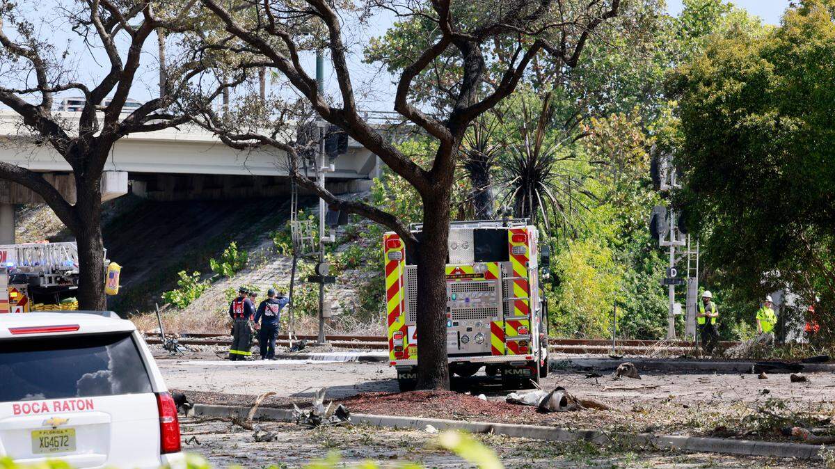 Una avioneta se estrelló sobre las vías del tren, debajo del paso elevado en Glades Road y Military Trail, cerca de la Interestatal 95 en Boca Ratón, el viernes 11 de abril de 2025.