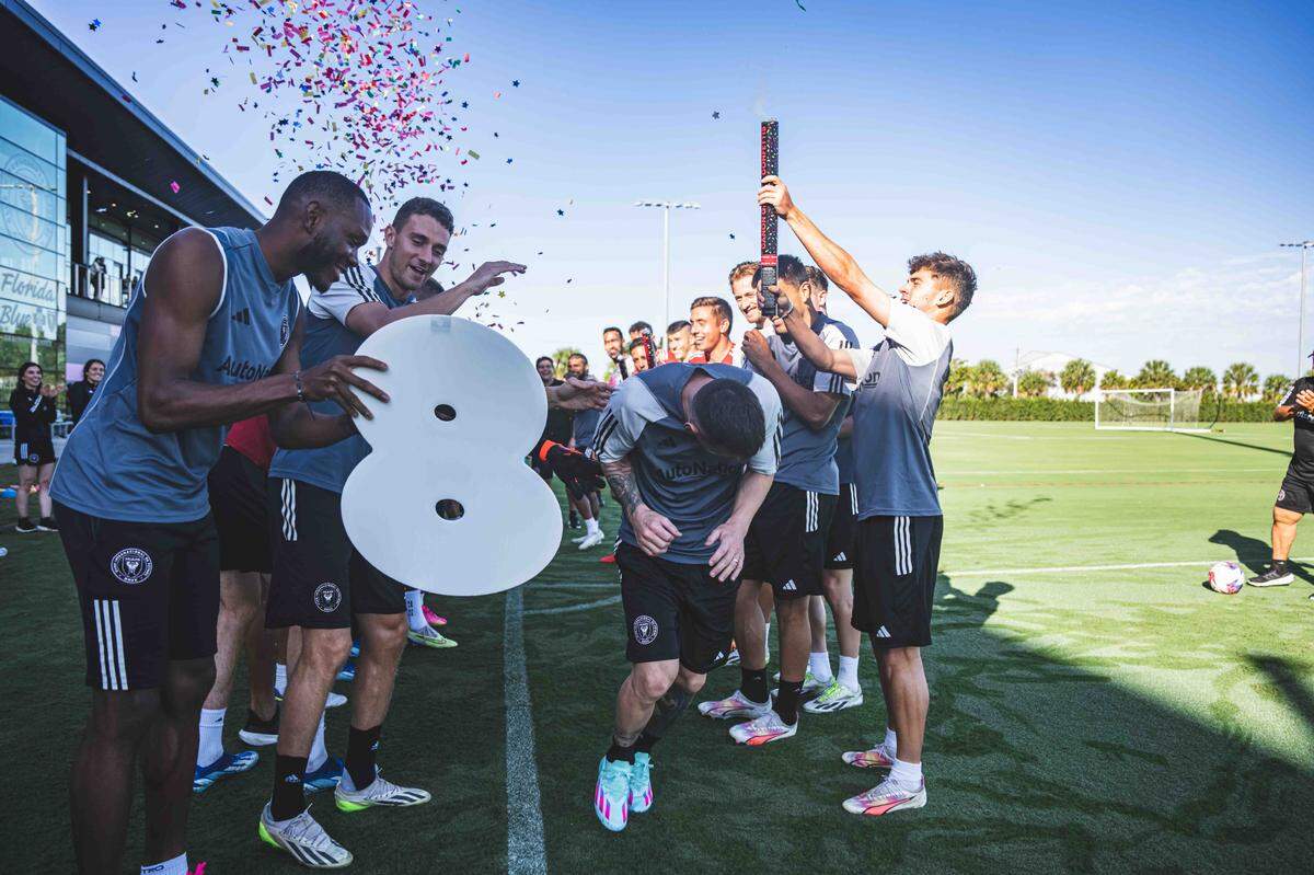 Los jugadores del Inter Miami le hacen un pasillo a Lionel Messi tras ganar su octavo Balón de Oro el lunes en París.