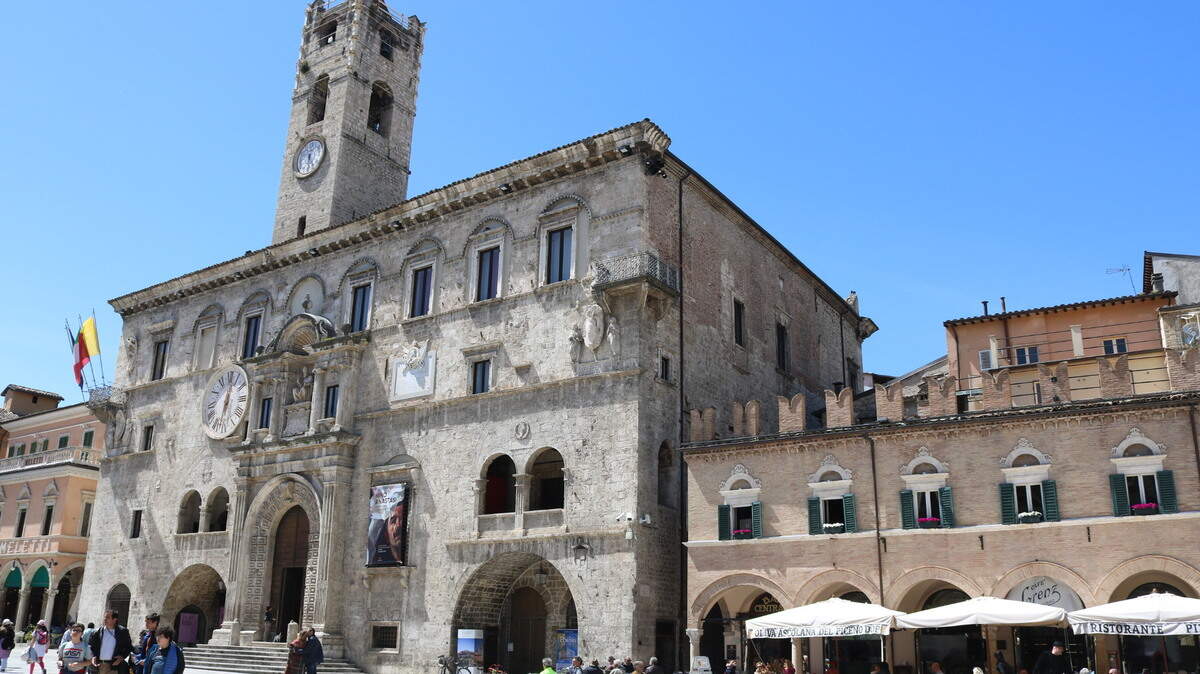 El Palazzo del Capitano domina el centro de la Piazza de Popolo en Ascoli Piceno.
