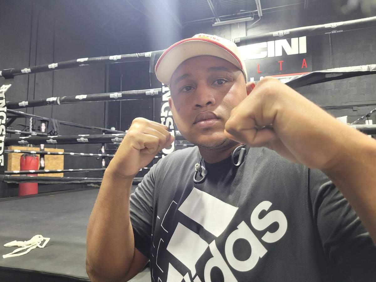 Néstor Santana es todavía un niño en el peso completo. Este joven de Cienfuegos impone respecto por su tamaño y fortaleza, pero con apenas 23 años se encuentra en la infancia dentro de la división máxima del boxeo profesional.