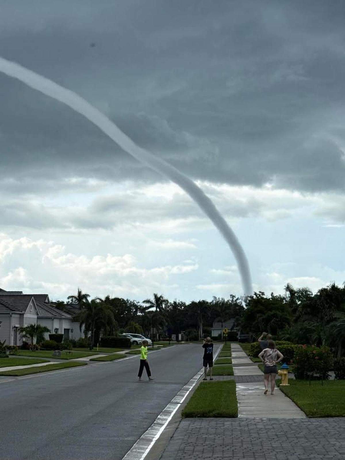 Impresionante imagen de una manga marina sobre el Golfo cerca de Bradenton y Anna Maria. 