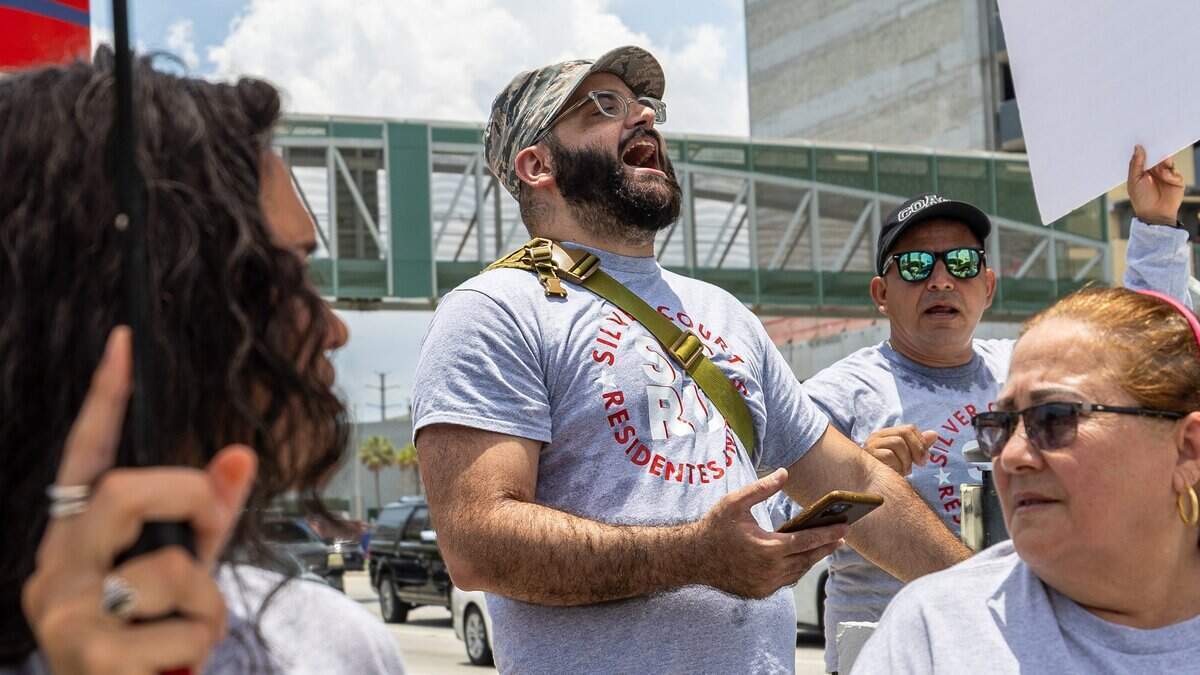 De izquierda a derecha, Mariana Ochoa, Carlos Macías, Hernan Martínez y Maricela Viñales protestan en la calle, cerca de la oficina de la comisionada del condado Raquel Regalado en Coconut Grove, el miércoles 1ro. de julio de 2026.