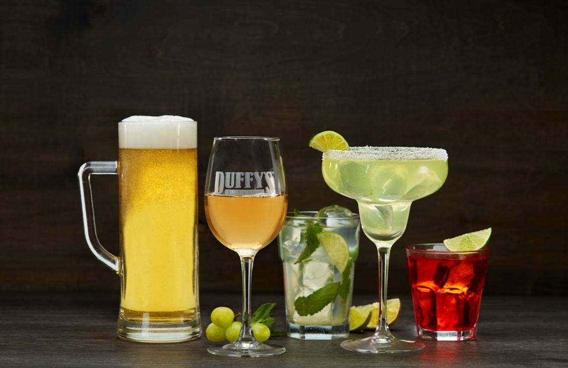 El happy hour en Duffy's Sports Grill ofrece cócteles 2 por 1.