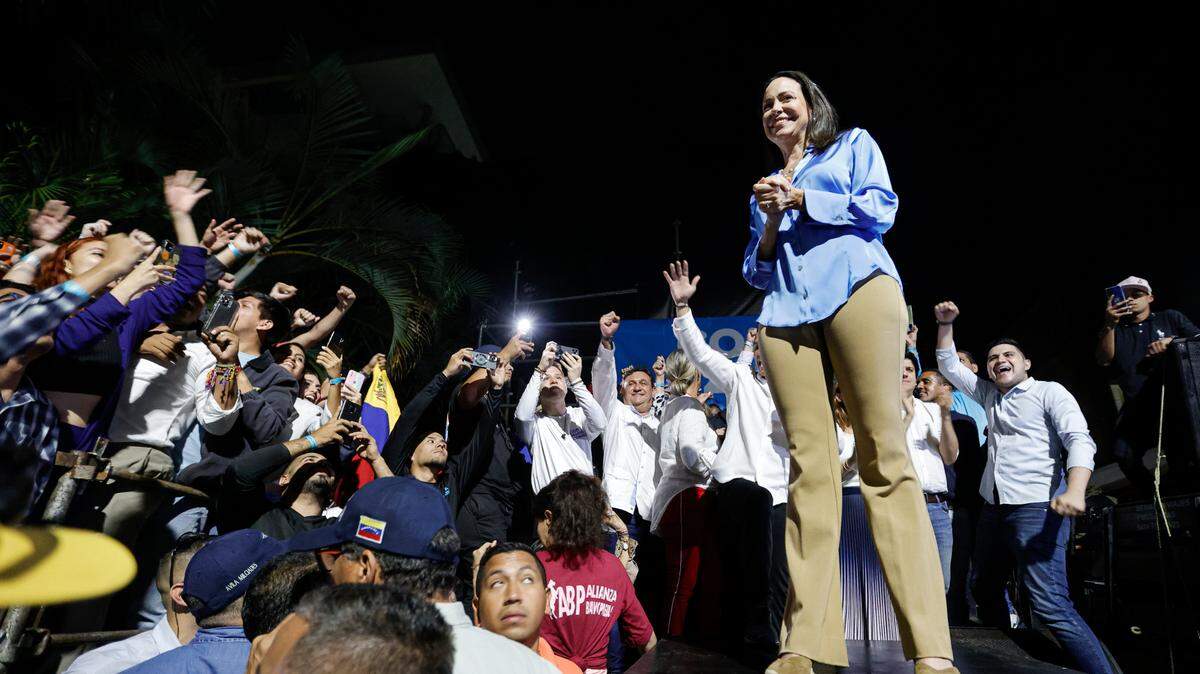 La exdiputada y líder de la oposición María Corina Machada celebra con sus seguidores después de ganar las elecciones primarias, el domingo 22 de octubre de 2023, en Caracas, Venezuela.