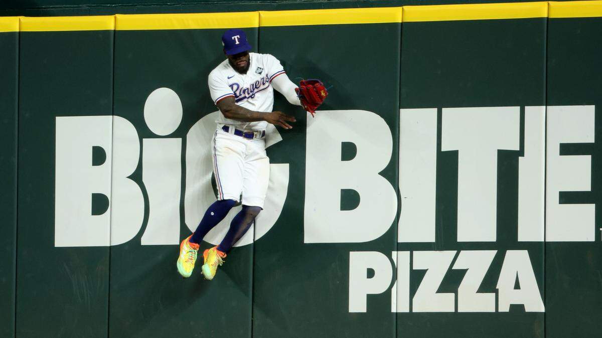 El jardinero derecho de los Rangers de Texas Adolis García ganó este domingo el Guante de Oro en la Liga Americana.  