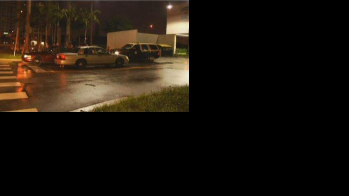 La víctima, un hombre y cuya identidad no se dio a conocer, fue impactada en las sendas en dirección suroeste de la Calle Ocho. Cortesía NBC6