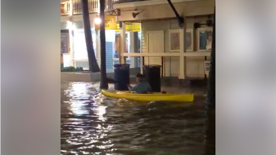Kayakista rema por inundada calle de Key West luego de un fuerte aguacero
