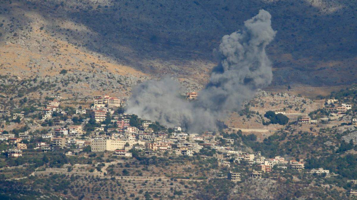 Archivo. Esta foto, tomada el 16 de septiembre de 2024, muestra el humo que se eleva tras un ataque aéreo de aviones de guerra israelíes en Kfarchouba, Líbano. 