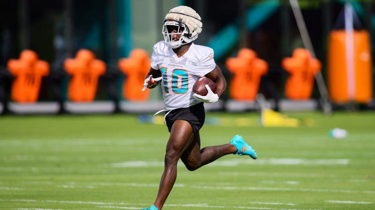 El wide receiver de los Dolphins Tyreek Hill corre con el ovoide durante un entrenamiento en el Baptist Health Training Complex en Miami Gardens, Florida, el 14 de noviembre de 2024.