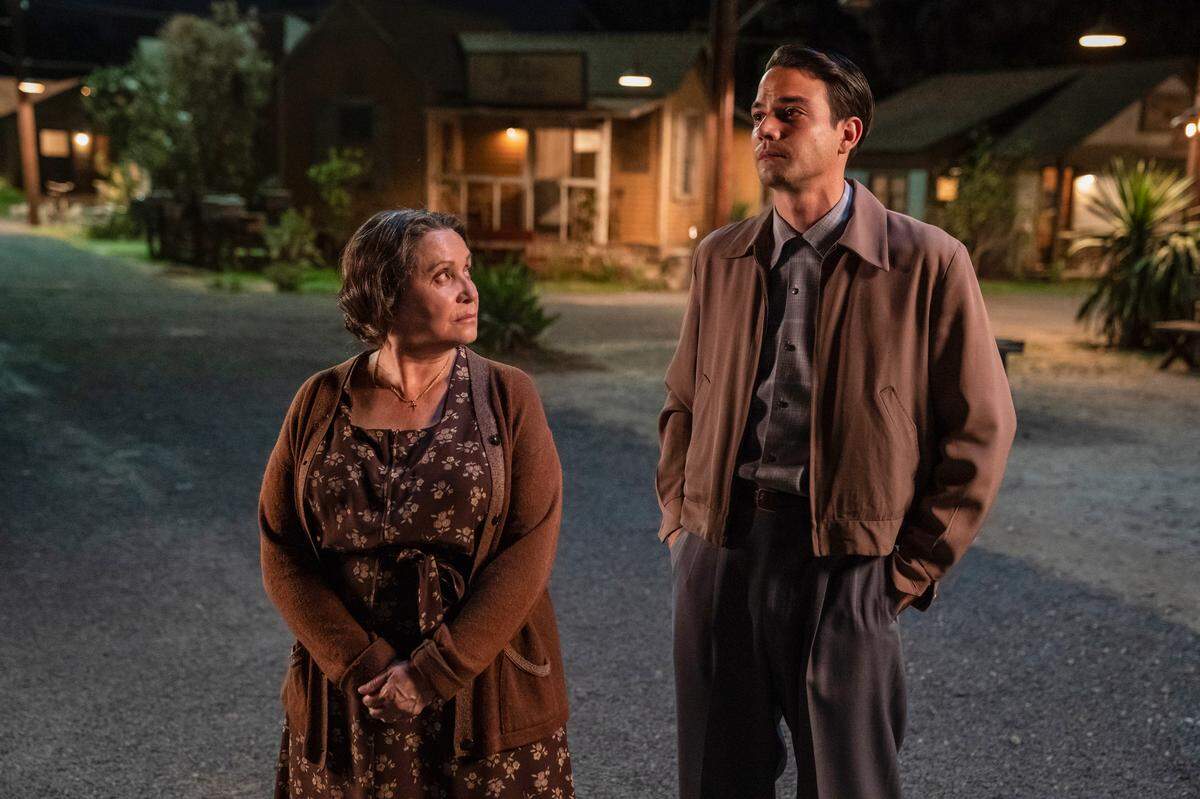 Adriana Barraza junto a Daniel Zovatto en una escena de la serie ‘Penny Dreadful: City of Angels’.