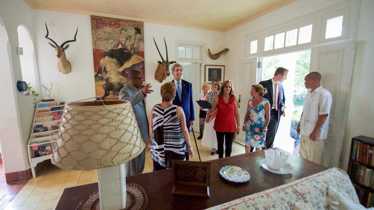 Foto de archivo del 14 de agosto de 2015 que muestra al entonces secretario de Estado de EEUU, John Kerry, visitando la casa-museo del escritor estadounidense Ernest Hemingway, llamada Finca Vigia, en San Francisco de Paula, Cuba.