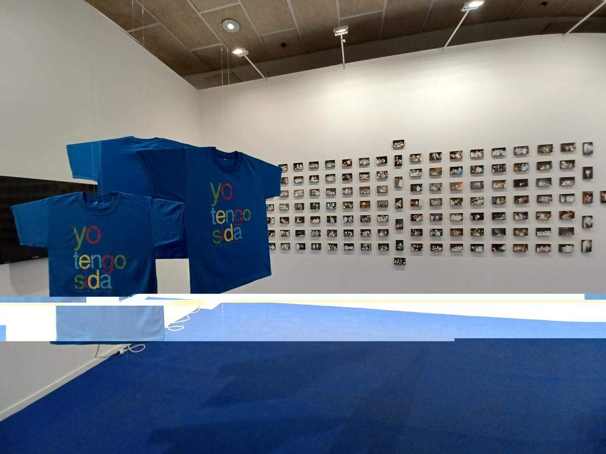 El argentino Roberto Jacoby participa en la sección 'Perfiles | Arte Latinoamericano' de ARCOmadrid 2026 con una retrospectiva de su obra, donde se incluyen, entre otras piezas históricas, las famosas camisetas con el lema Yo tengo SIDA, utilizadas en los años 80 para visibilizar y desestigmatizar esa enfermedad. 