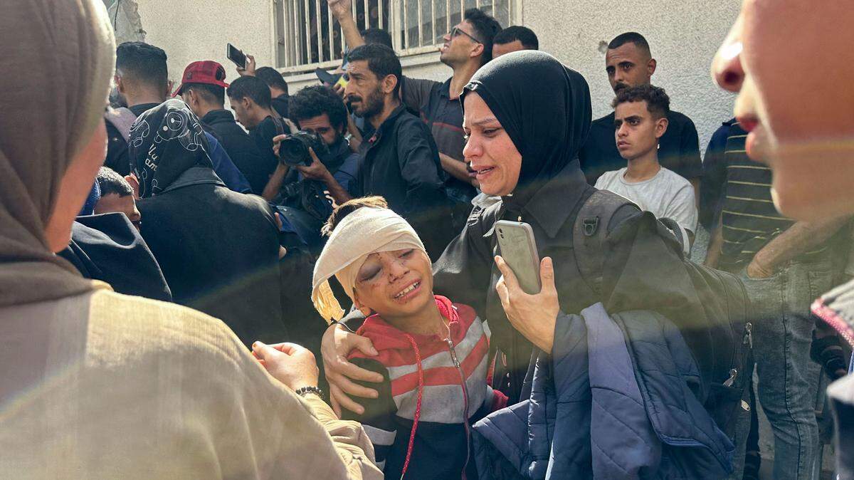 Familiares de los 31 palestinos muertos en un ataque aéreo israelí en la madrugada son vistos en el Hospital Al Shifa en la ciudad de Gaza, el lunes 26 de mayo de 2025.