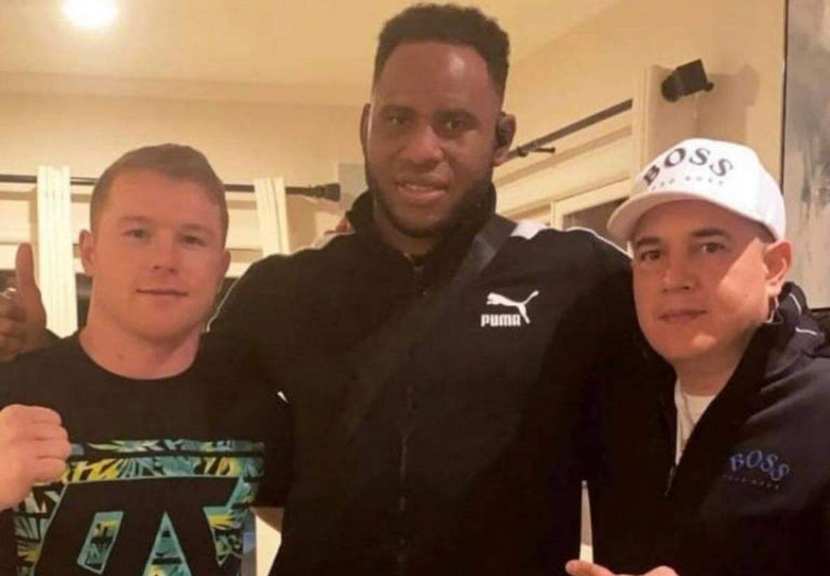 Aunque asegura que posee las puertas abiertas con Eddy Reynoso (der.) y Saúl “Canelo’’ Álvarez para quienes tiene solo gratitud, Frank Sánchez se encuentra en pleno campamento con Joe Goosen, otro de los técnicos más respetados en el boxeo.