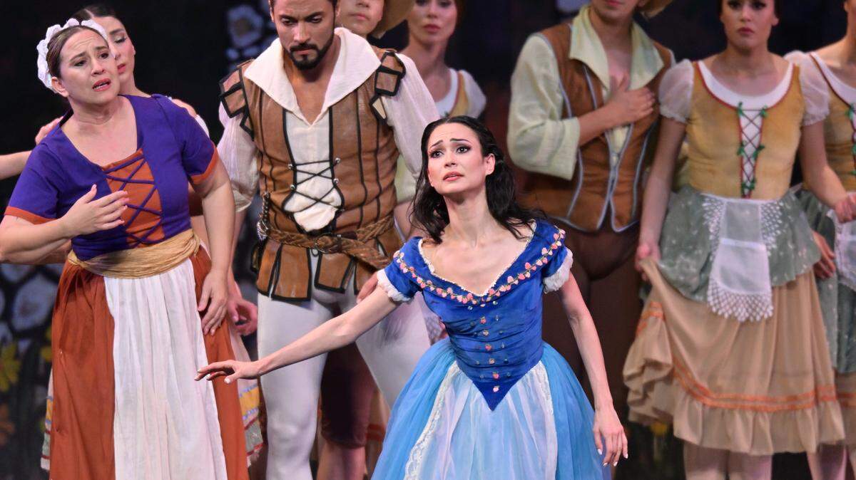  Un momento de la función de “Giselle” del sábado 10 de febrero en el Miami-Dade County Auditorium. De izquierda a derecha: Alihaydée Carreño (Berthe, la madre de Giselle), Israel Kaique da Silva (Hilarión) y Gretel Batista (Giselle). 