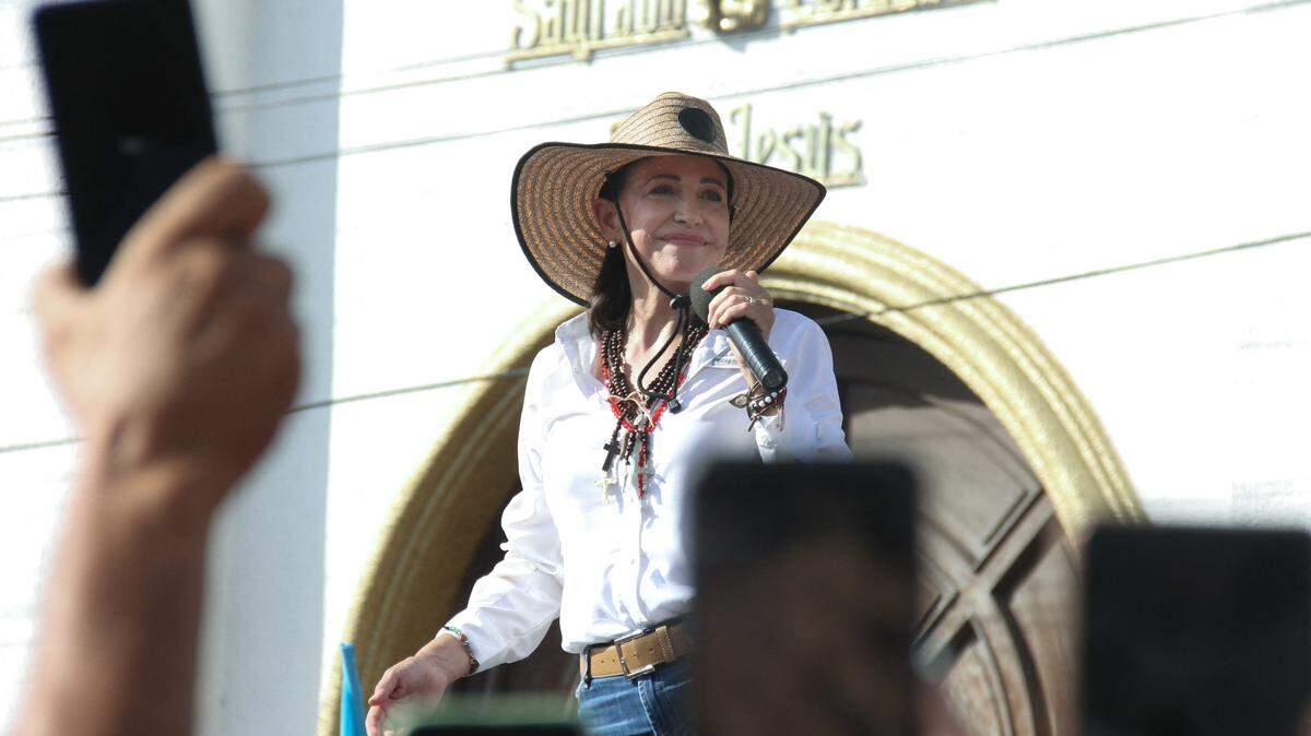 María Corina Machado se dirige a una multitud durante una gira política por el estado Táchira en San Cristóbal, Venezuela, el 27 de junio de 2024. 