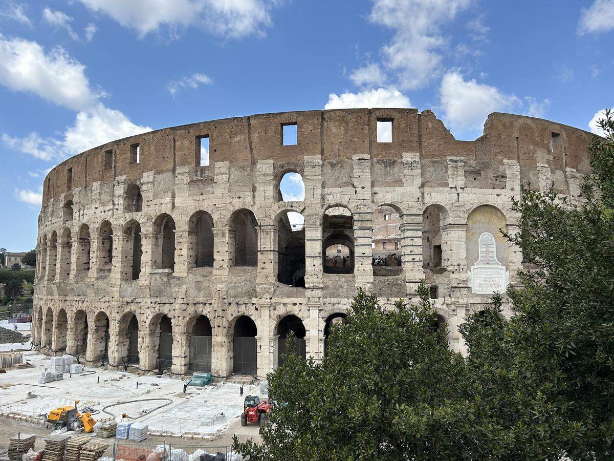 El Coliseo o Anfiteatro Flavio es un anfiteatro de la época del Imperio romano, construido en el siglo I.