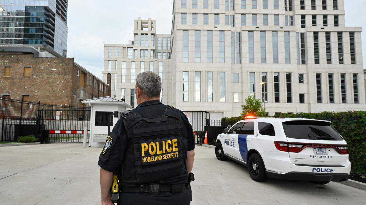 Un agente de la Policía de Seguridad Nacional se encuentra frente al Tribunal de Distrito de los Estados Unidos, en Nashville, Tennessee, el 6 de junio de 2025. La fiscal general Pam Bondi anunció que Kilmar Abrego García, el hombre de Maryland deportado por error a El Salvador en marzo, fue devuelto a Estados Unidos para enfrentar cargos penales federales.