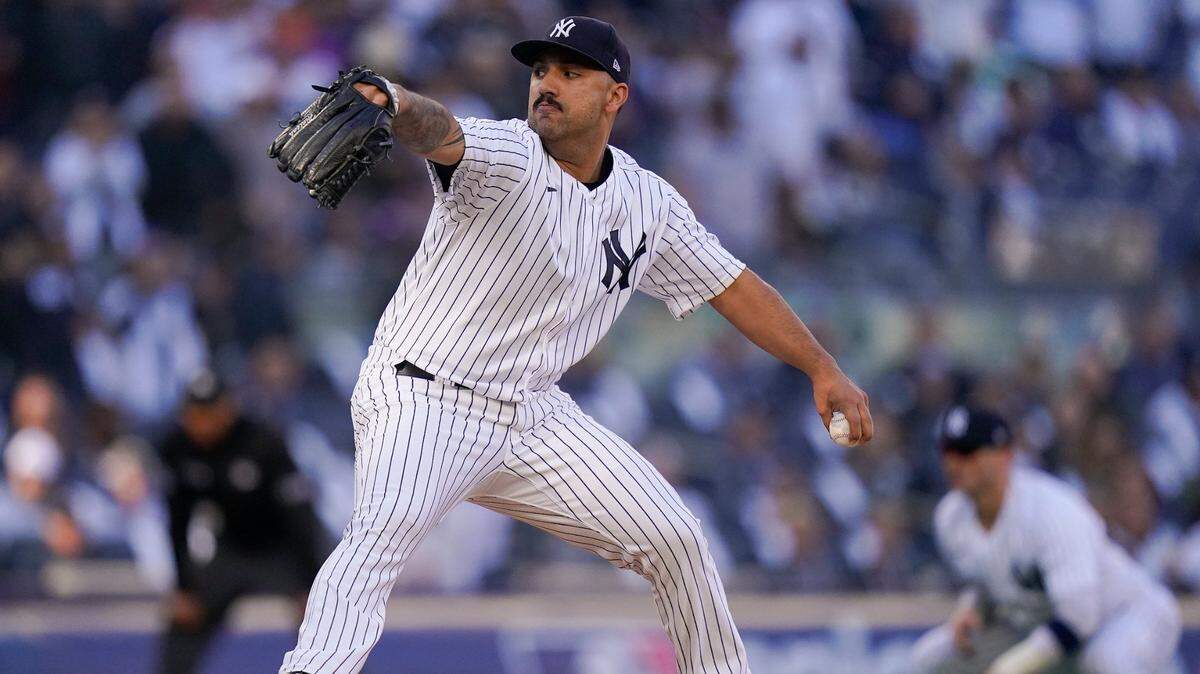 El abridor de los Yankees Néstor Cortés lanza en el primer inning ante los Guardianes de Cleveland, en el quinto juego de la Serie Divisional celebrado el 18 de octubre de 2022 en Nueva York.