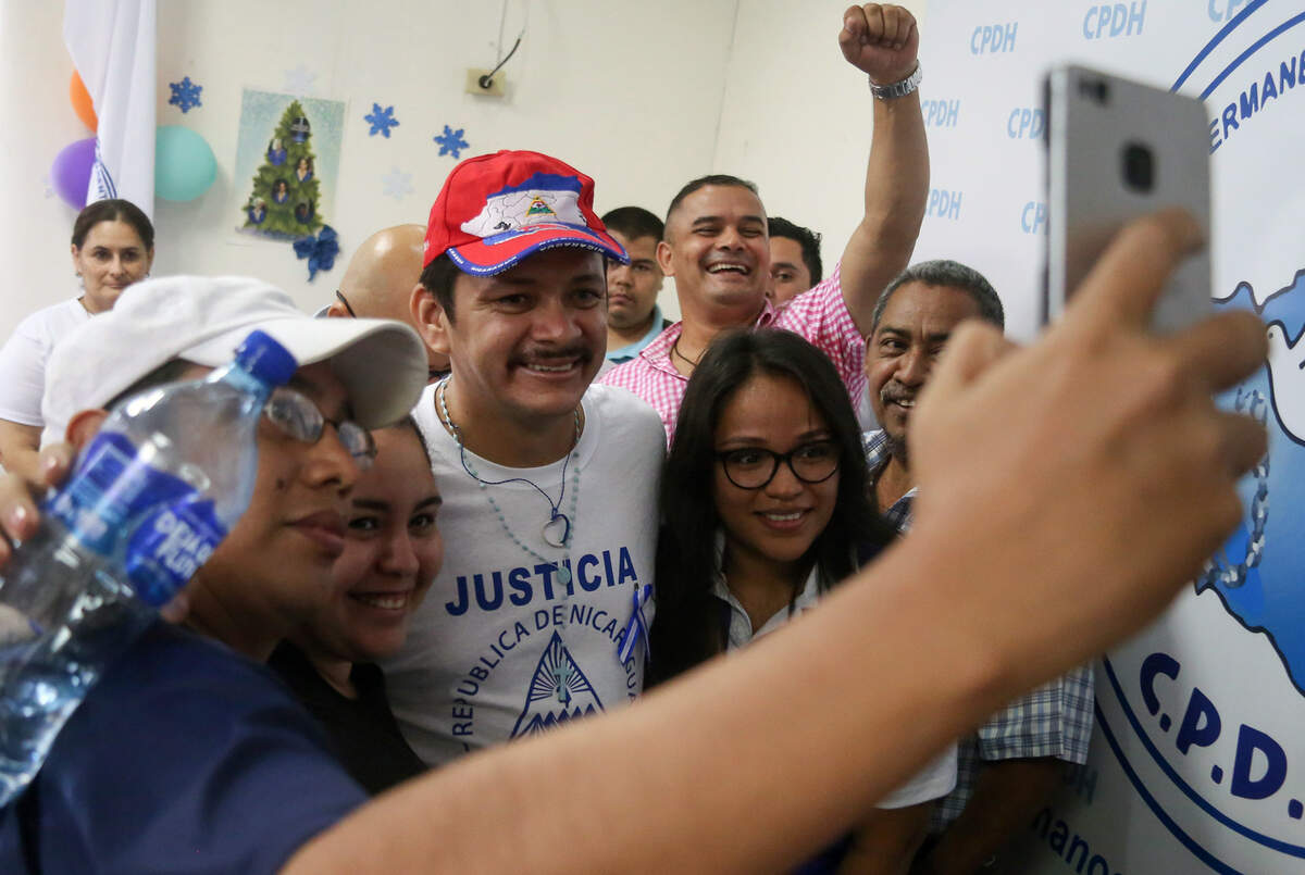 El líder campesino opositor Medardo Mairena (centro) a su salida de la cárcel el 11 de junio del 2019 en Managua.