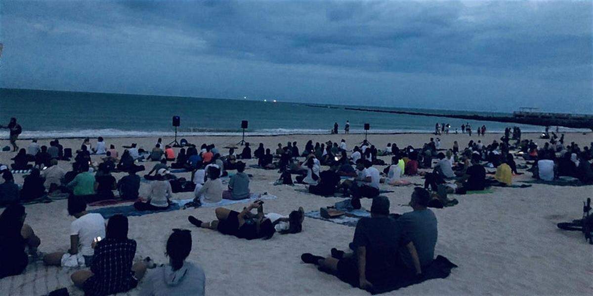 Full Moon Yoga afuera en el césped con vista al parque más nuevo de Doral, Doral Glades Park. Trae una esterilla o toalla de yoga.
