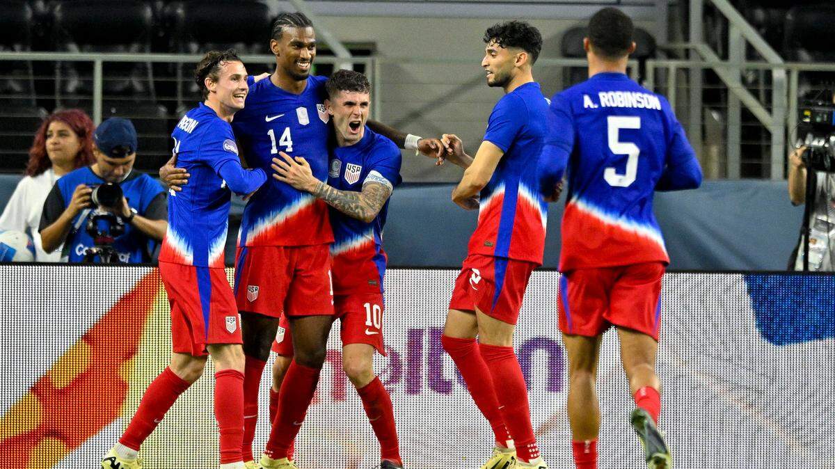 Haji Wright (14) celebra con sus compañeros de equipo tras anotar un gol para Estados Unidos en el partido contra Jamaica, en la semifinal de la Liga de Naciones celebrada el 21 de marzo de 2024 en el AT&T Stadium en Arlington, Texas.